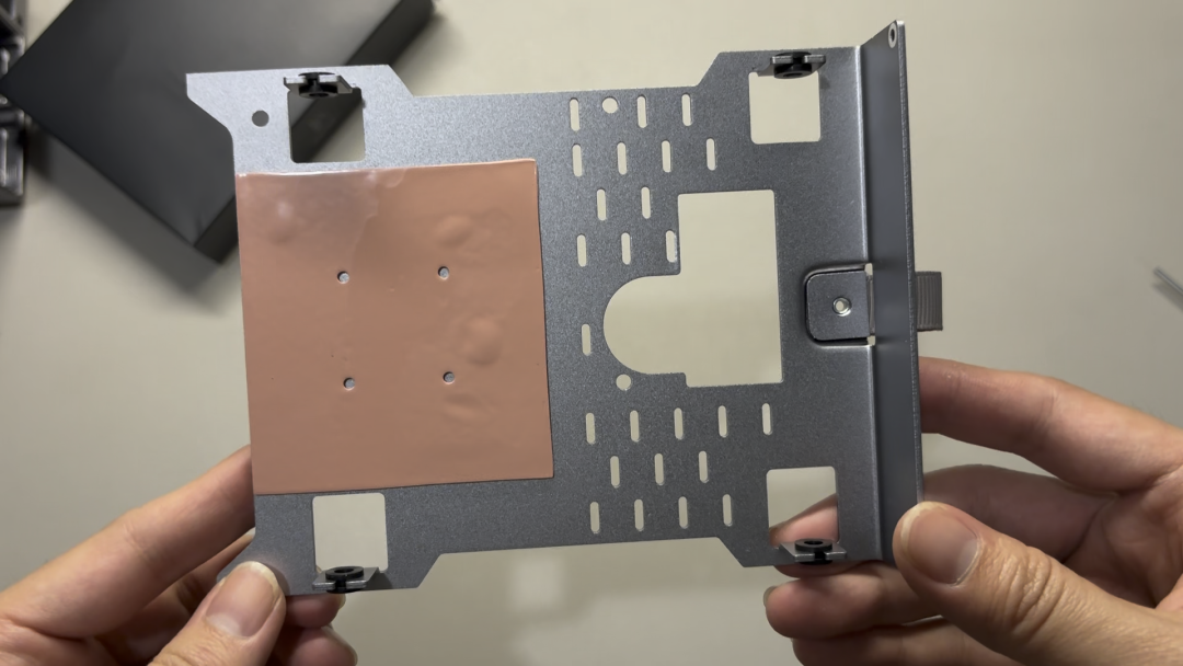 手拿带苹果标志镂空的金属部件