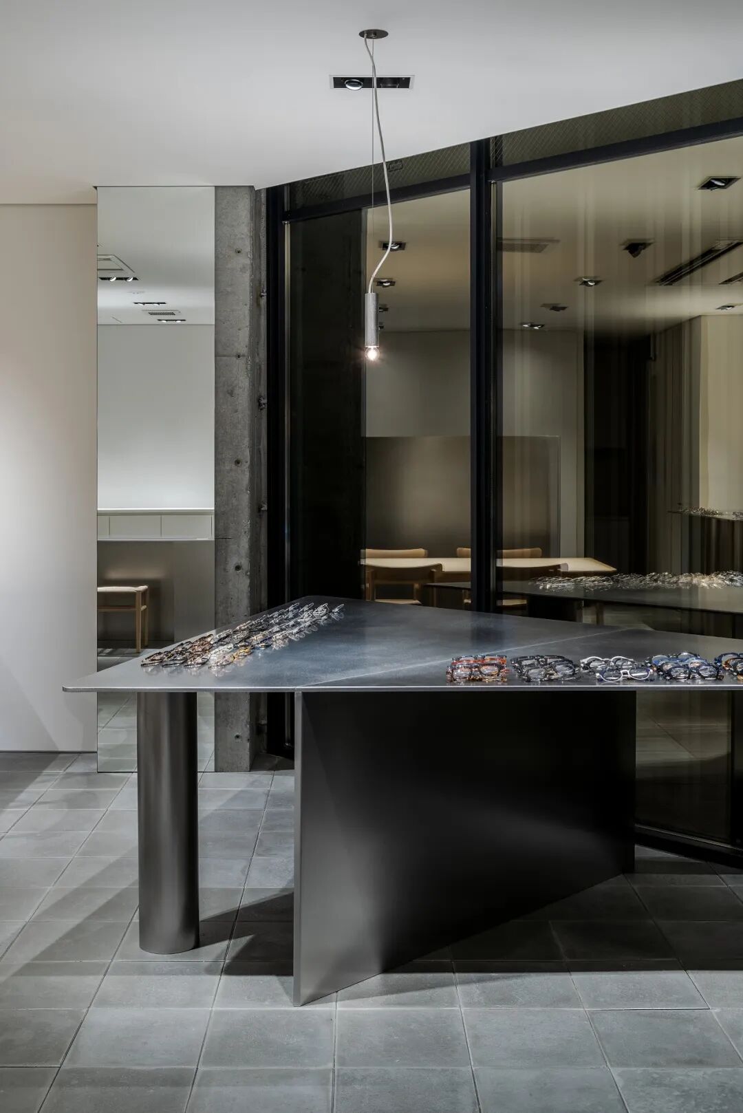 Ashiya Optical眼镜店金属展示台