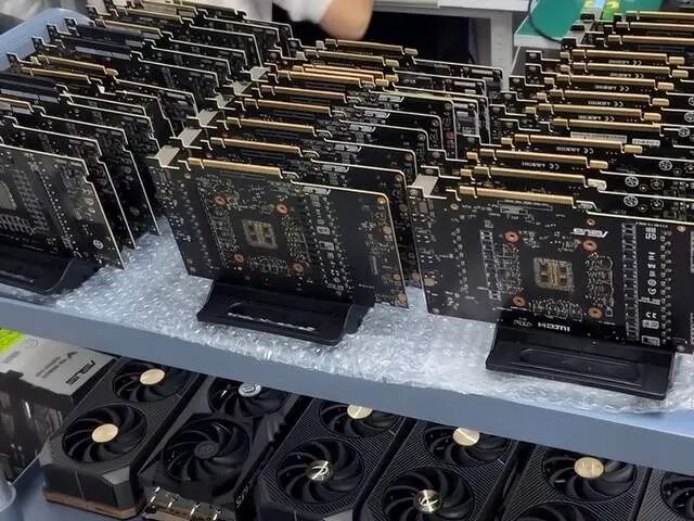 货架上整齐排列的二手 RTX 5090 显卡
