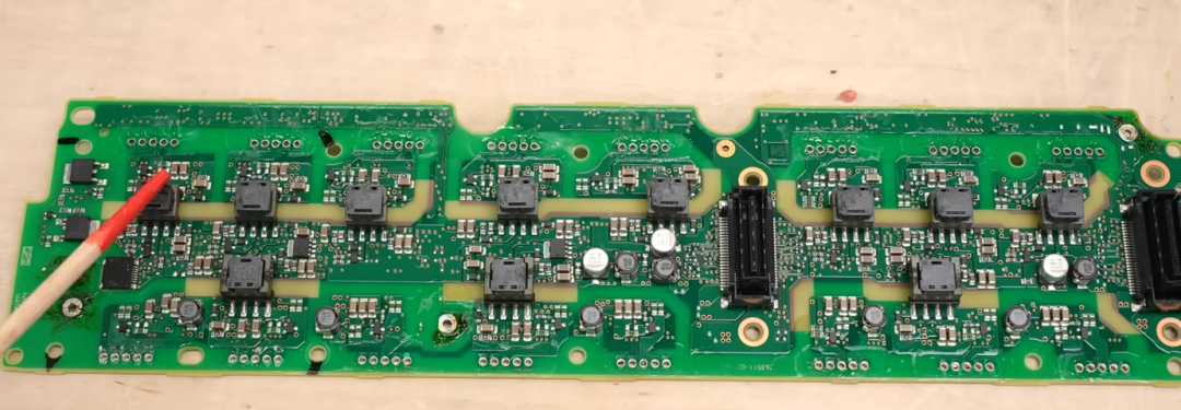使用工具指向栅极驱动板上的区域