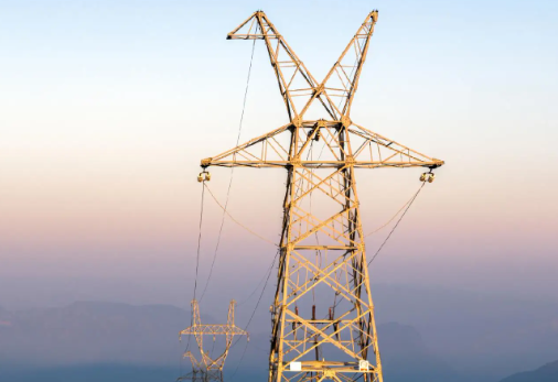 电力基础设施与AI算力需求的象征图