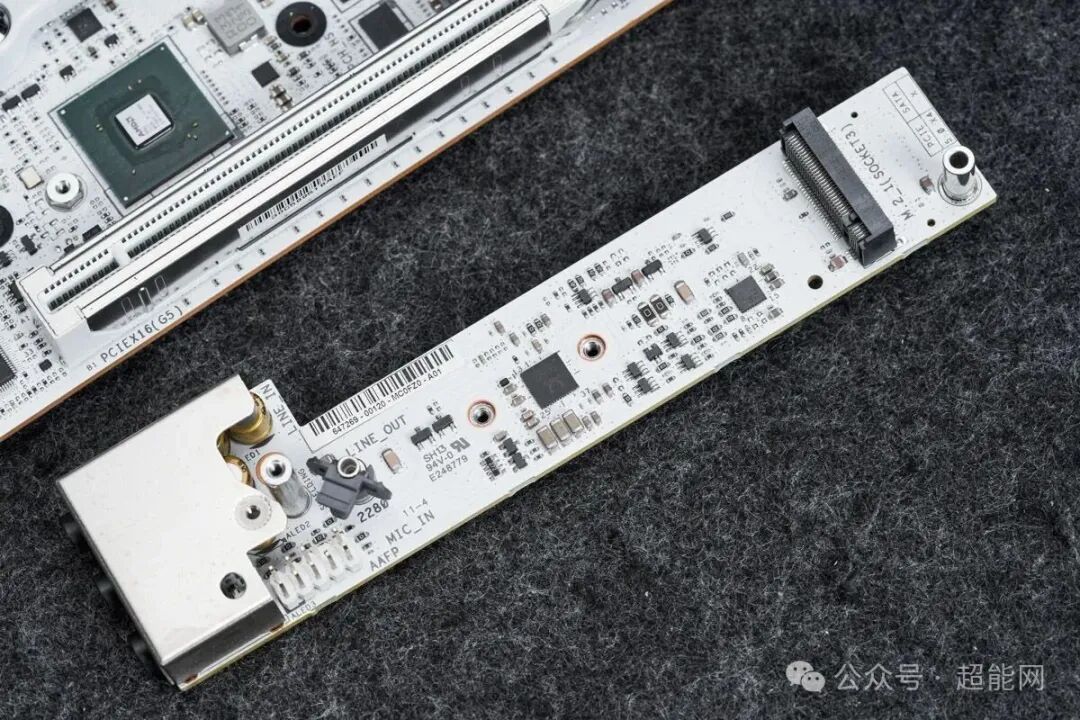 声卡子板特写
