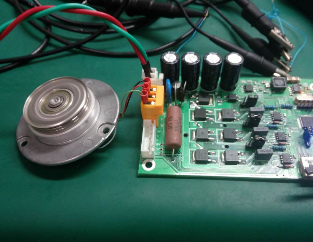 无刷电机控制器电路板特写