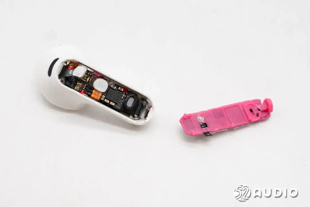 拆下粉色支架后的耳机柄内部