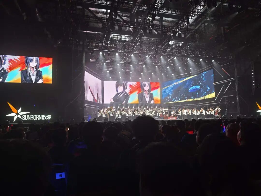 演唱会现场，大量表演者与LED屏幕上的角色画面