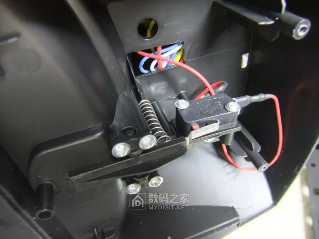 滴油桶检测微动开关特写