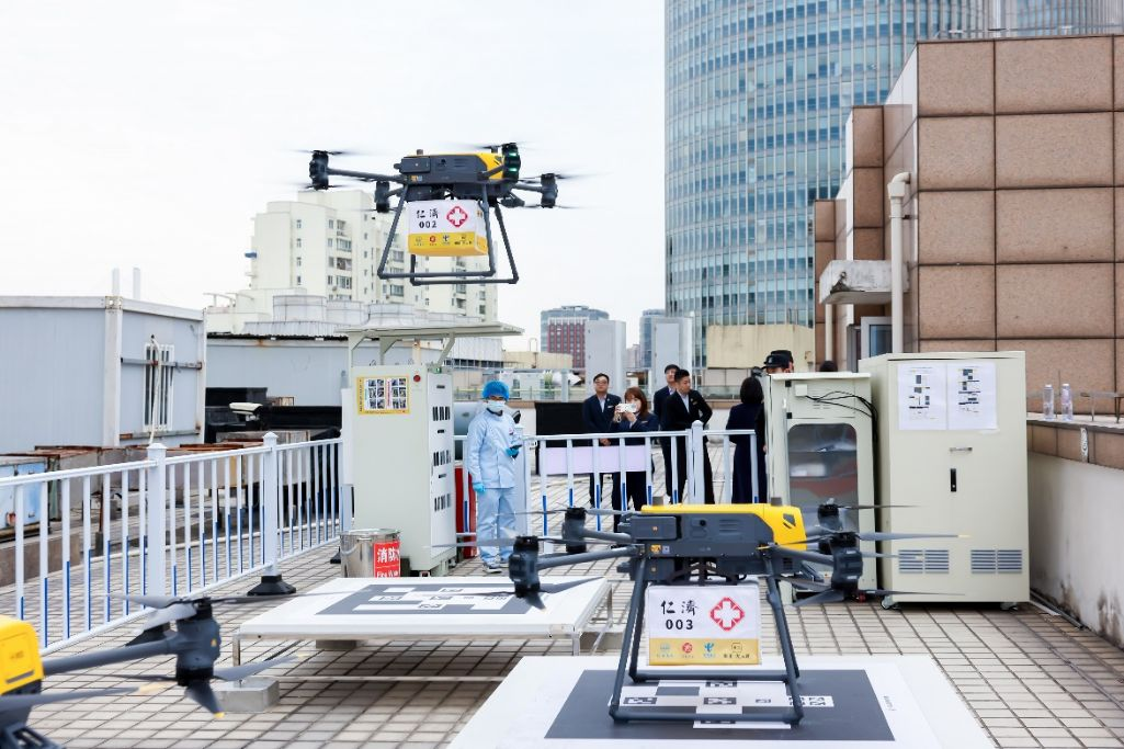 美团无人机在上海执行医疗配送任务