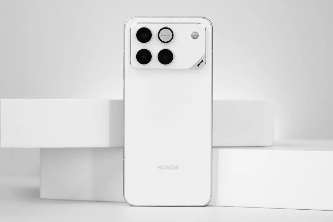 荣耀WIN手机背面特写