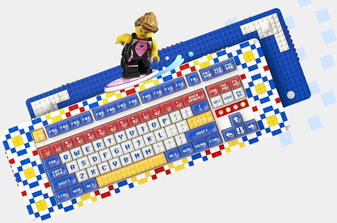 彩色乐高积木拼成棋盘格键盘