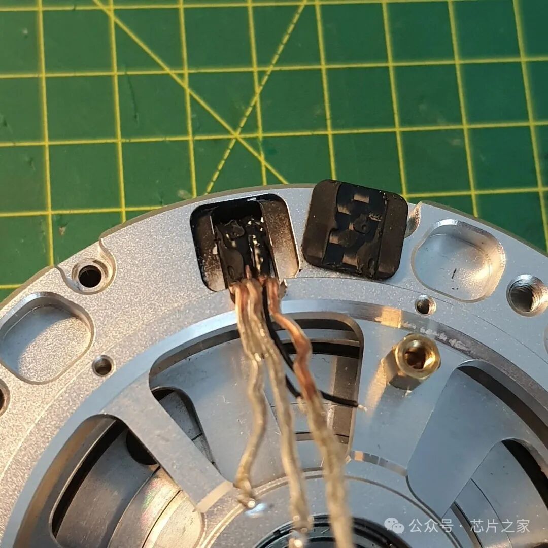 使用绳子拆卸电机锋利顶壳的过程