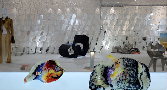 展览中的时尚与艺术雕塑展品