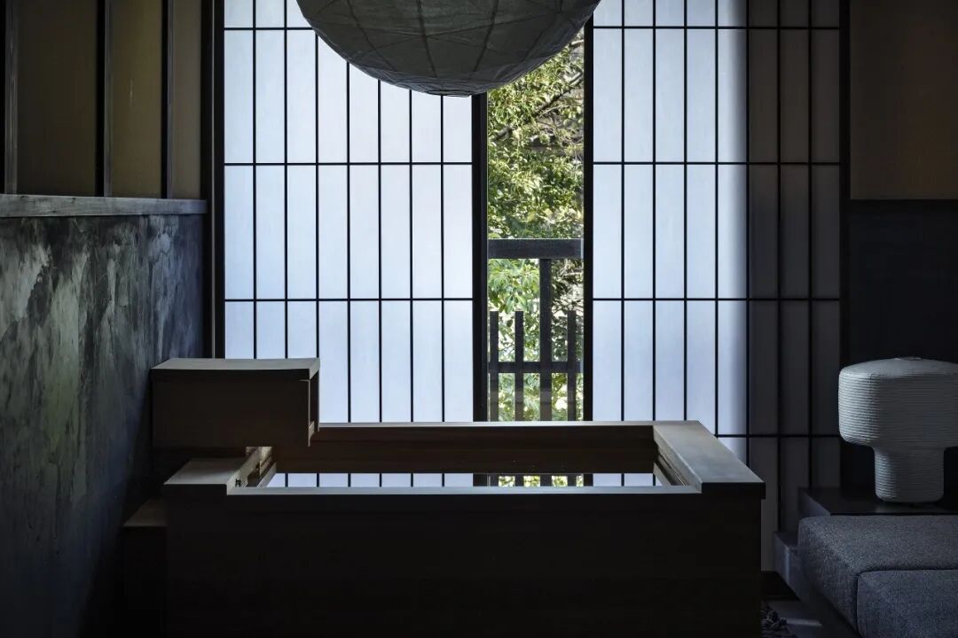 木质浴缸与纸拉门