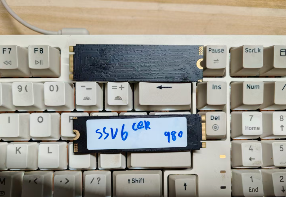 键盘上两块M.2固态硬盘实物图-SSV6