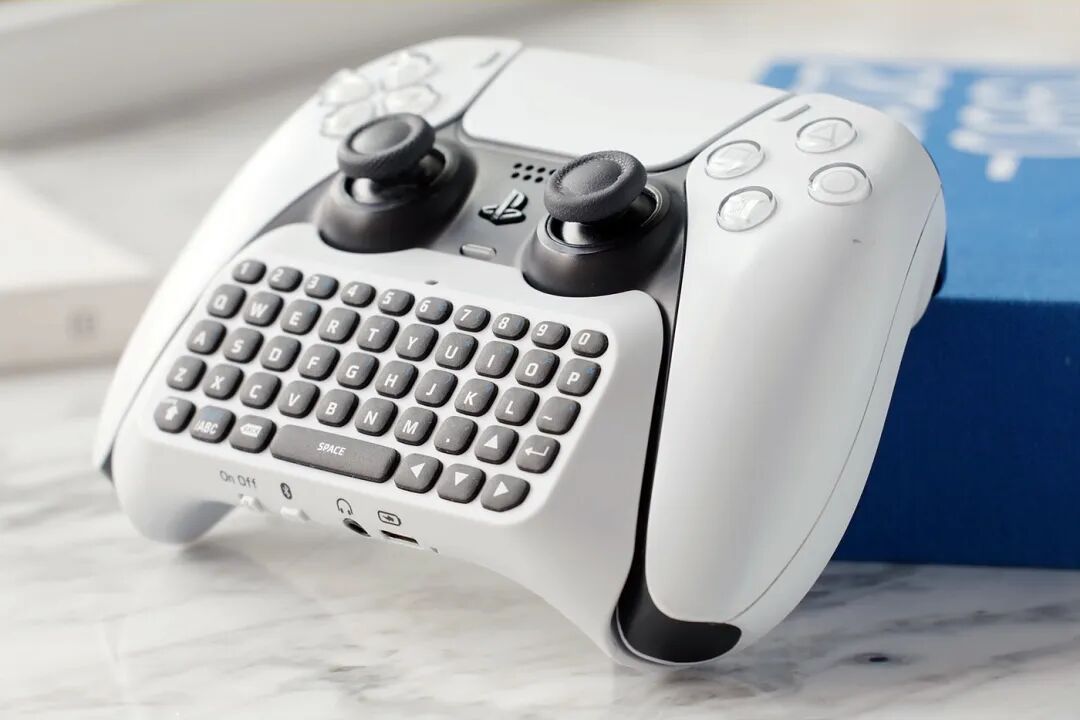 白色游戏手柄内置键盘放置于大理石面