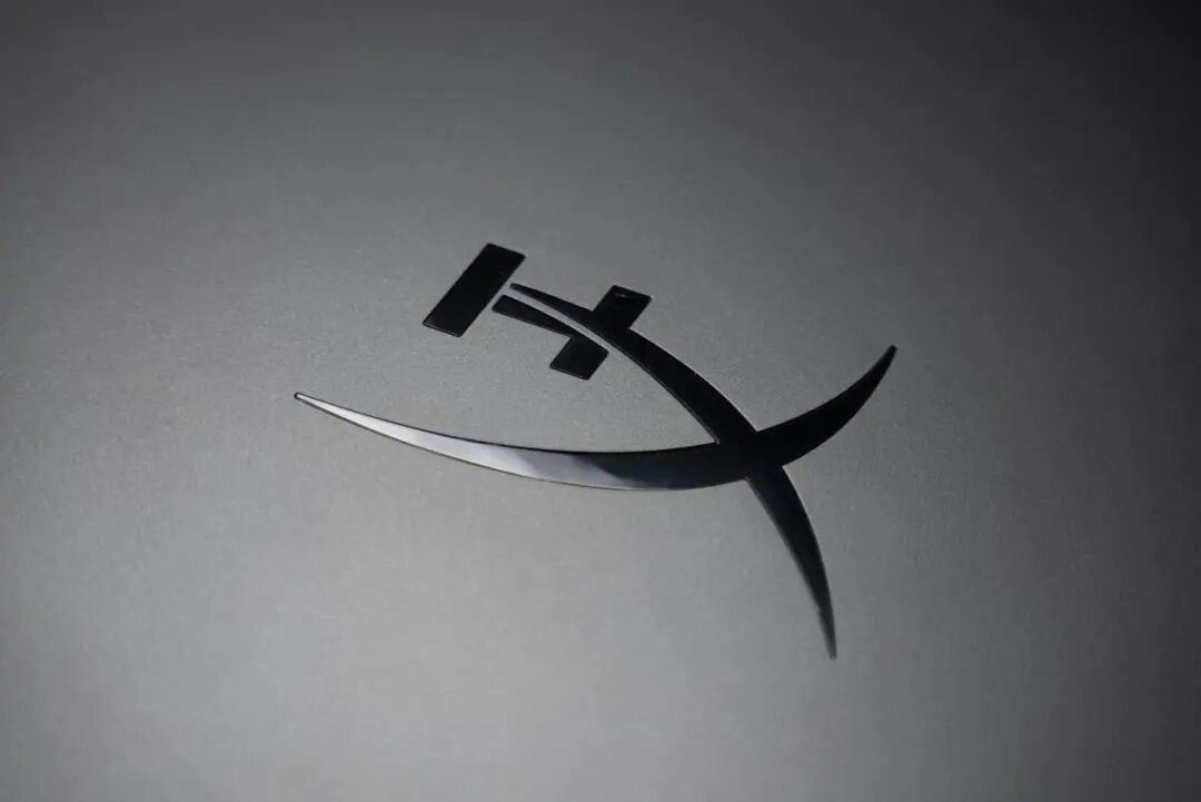 黑色金属质感徽标贴纸，抽象几何造型，呈现现代科技品牌标识特征