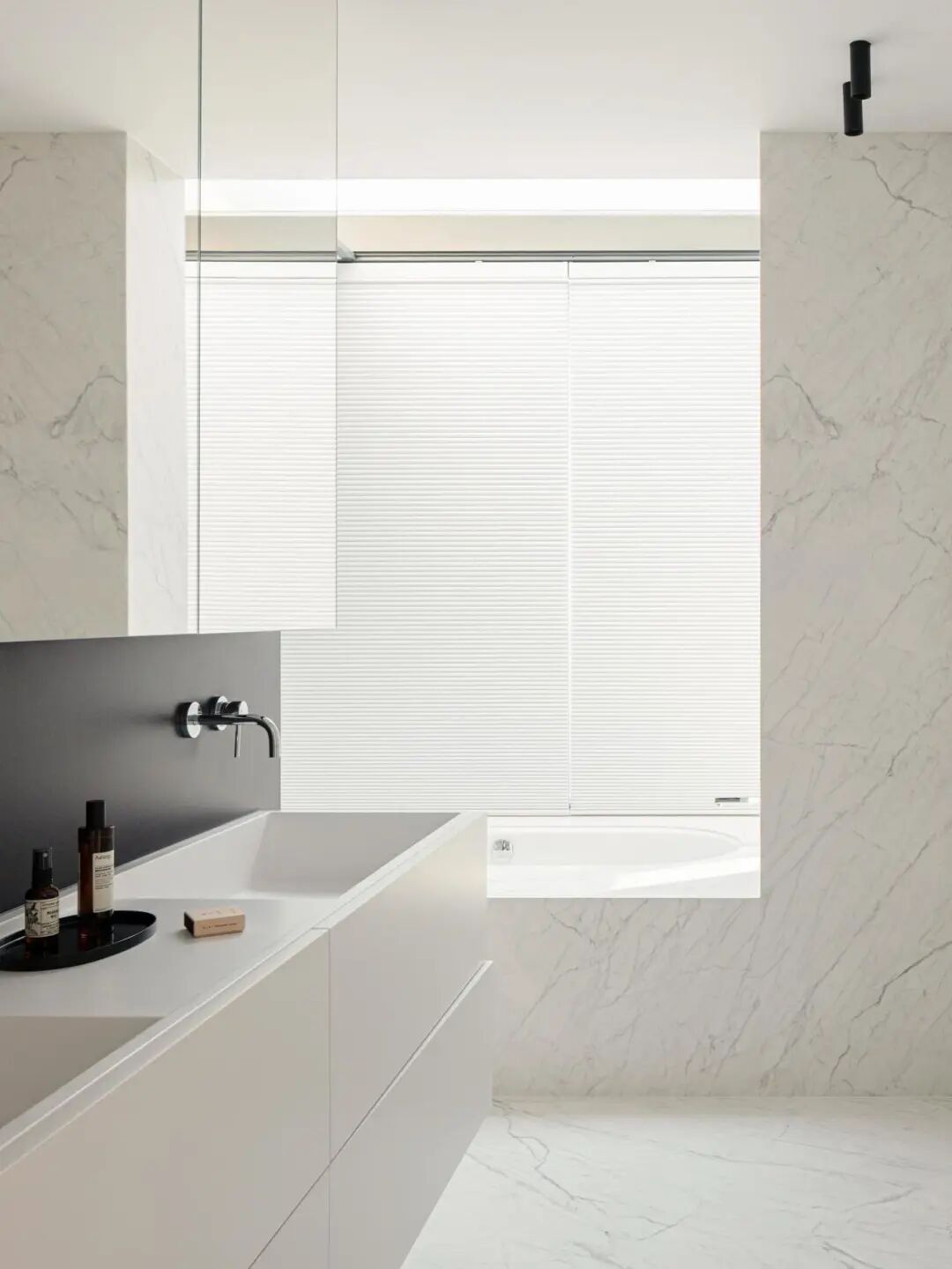 现代风格浴室，双台盆与大理石纹理