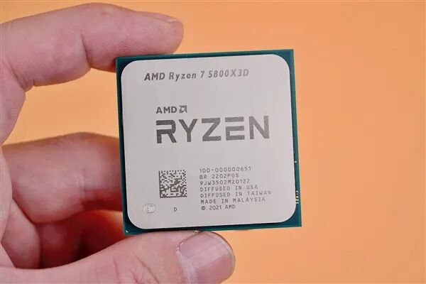 手持AMD锐龙7 5800X3D处理器特写