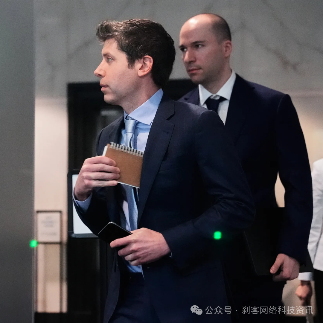 Brockman与另一高管在室内走廊行走的照片