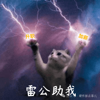 一只白色小猫在紫色闪电风暴前高举双爪，表情夸张