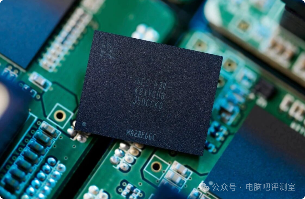 三星NAND闪存芯片特写，表面印有SEC 434等编码，置于绿色PCB板上