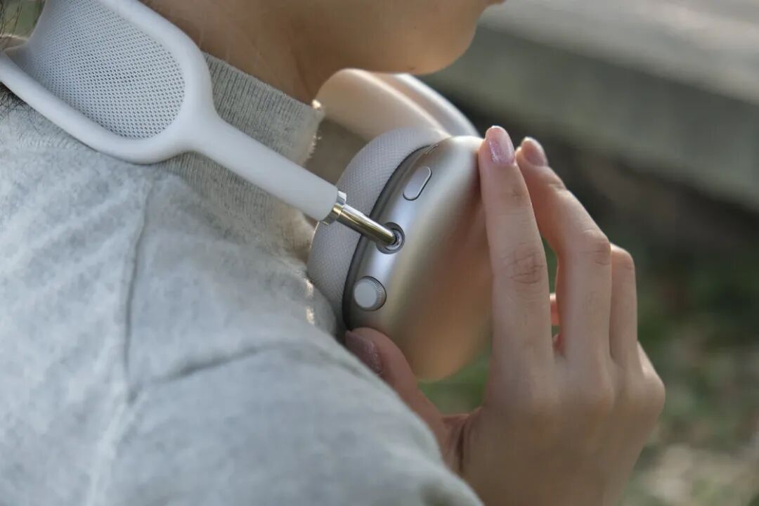连接耳机线使用AirPods Max
