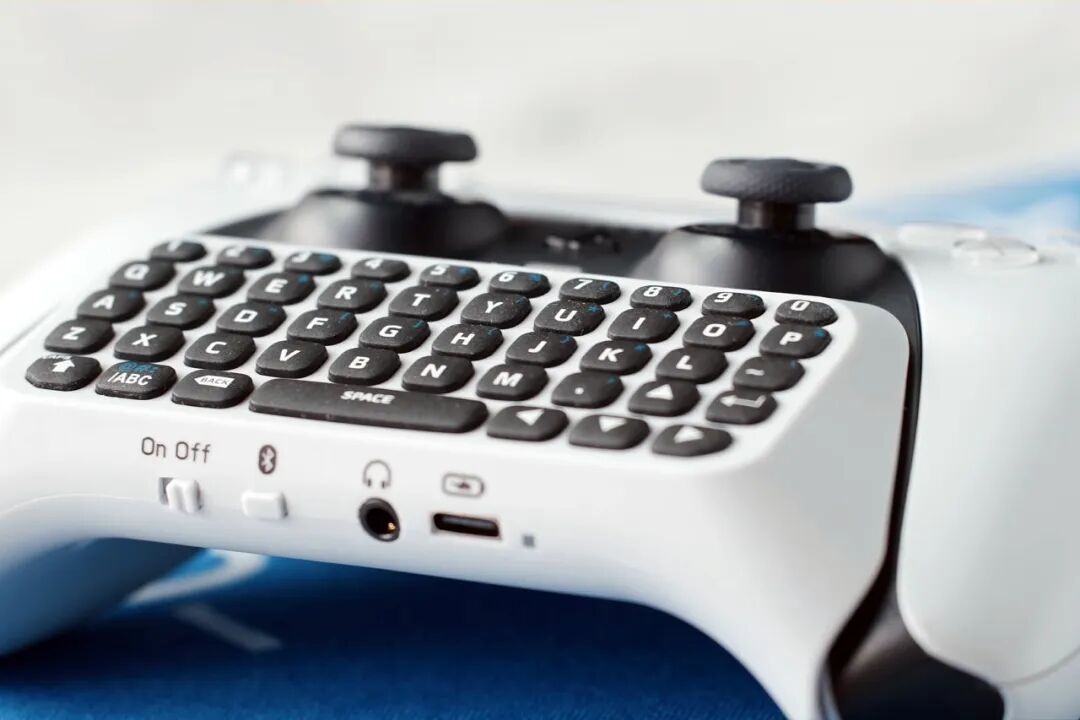 白色游戏手柄黑色迷你键盘特写
