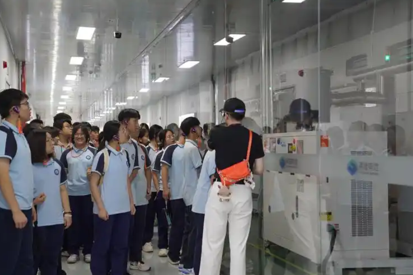 学生参观工业洁净室