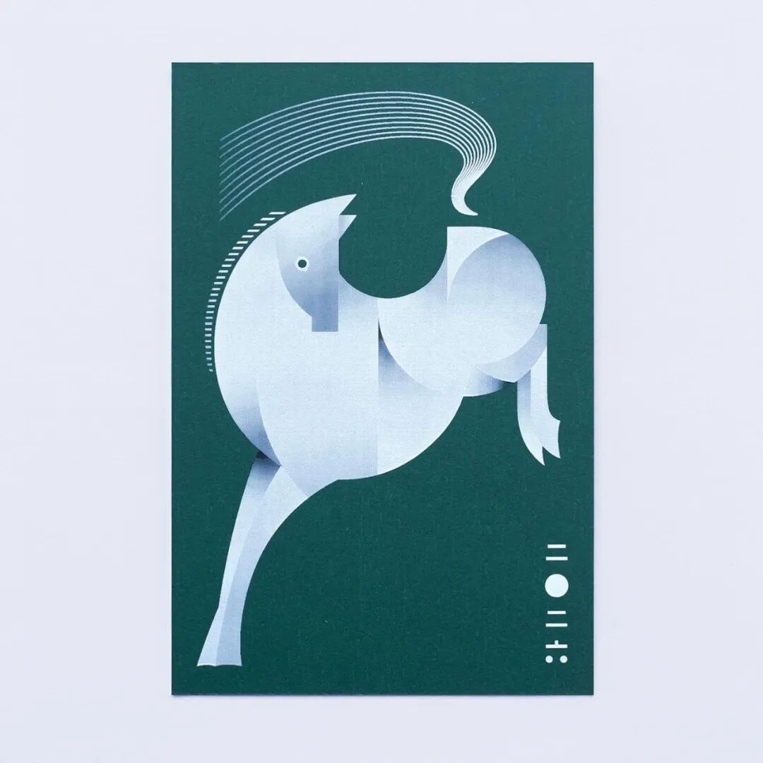 深绿背景贺卡：白色几何马形剪纸，弧形线条装饰