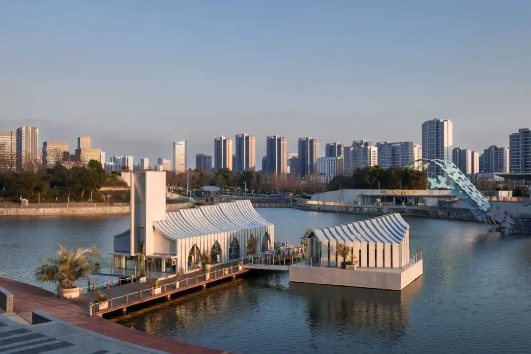 礼堂与浮岛包间的水上连接