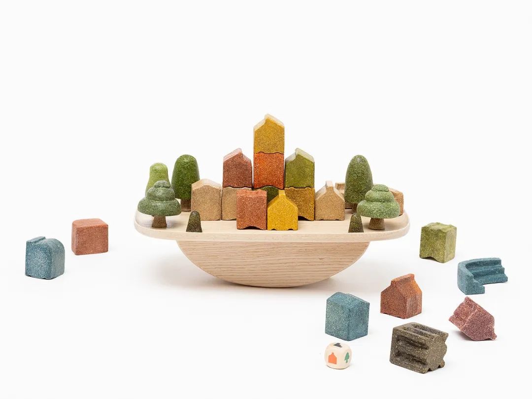 木质平衡游戏与彩色房屋树木形状积木