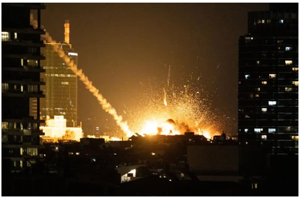 城市爆炸与火光冲天景象