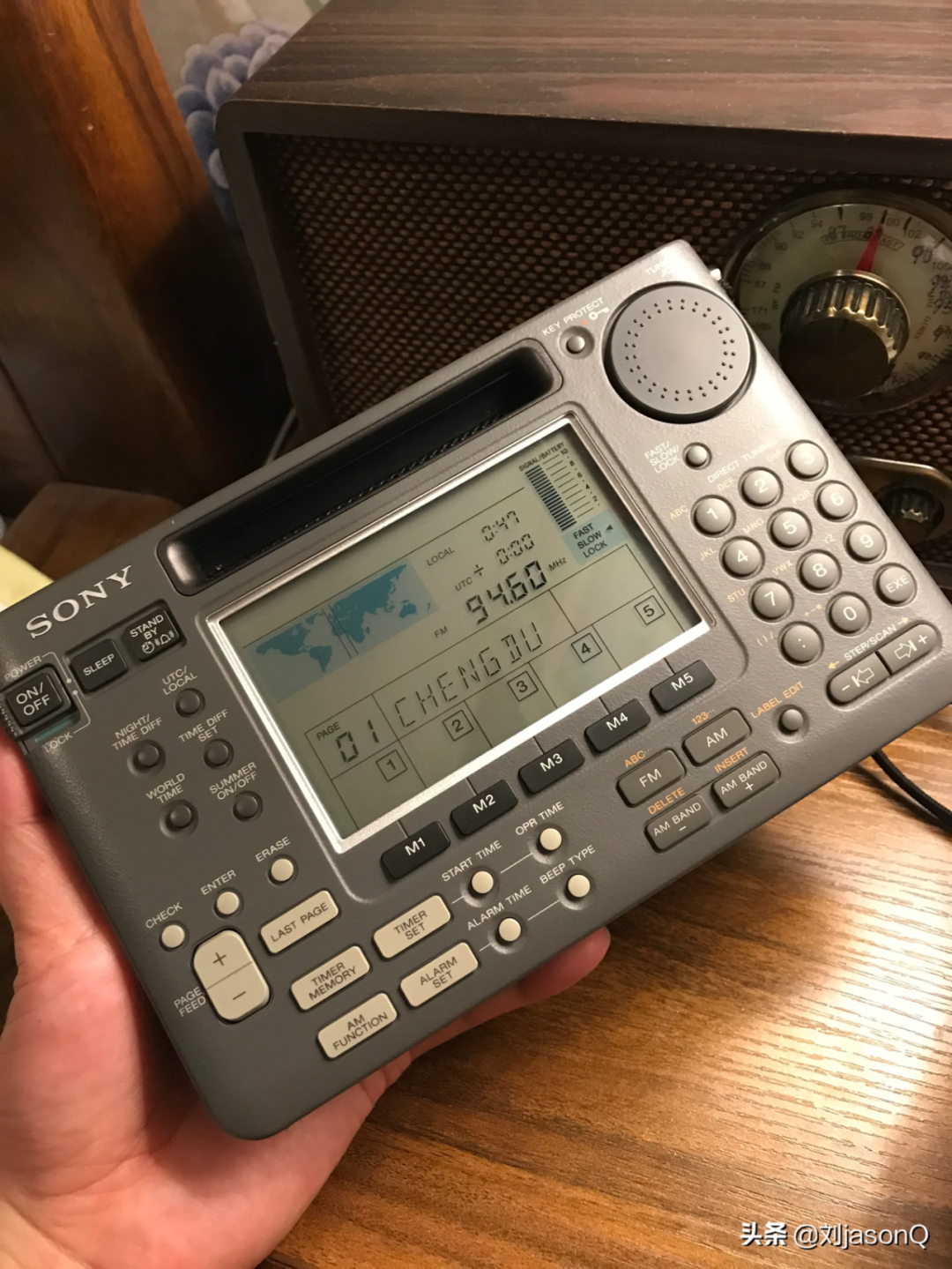 手持索尼便携式收音机，屏幕显示FM 94.60 MHz