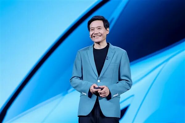 雷军在演讲中展望人工智能与机器人未来