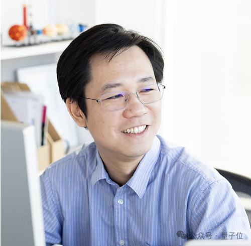 论文作者何恺明肖像照