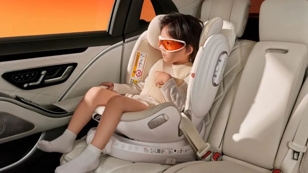 儿童在安全座椅中戴护目镜