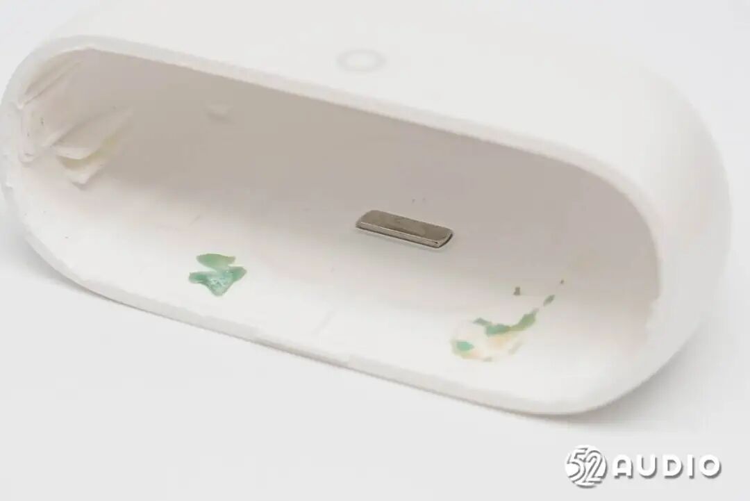 盒盖内侧的磁铁