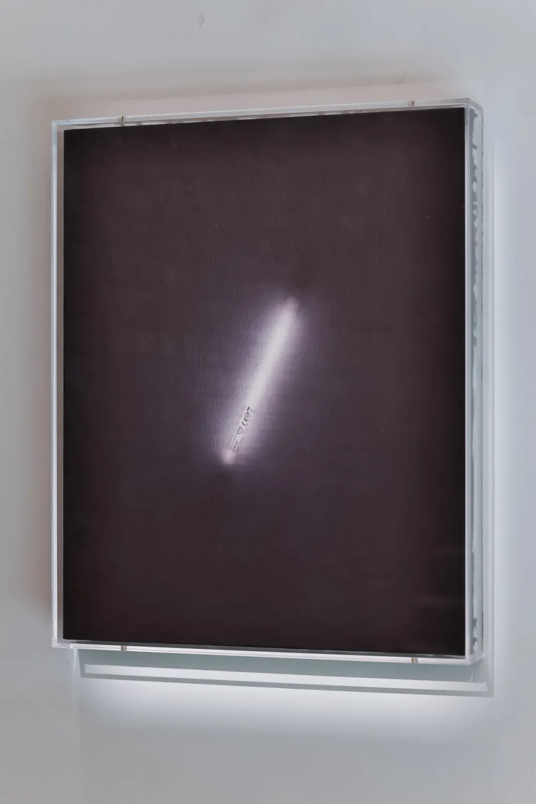 王郁洋作品《未来退去的现在》：紫外线褪色画面