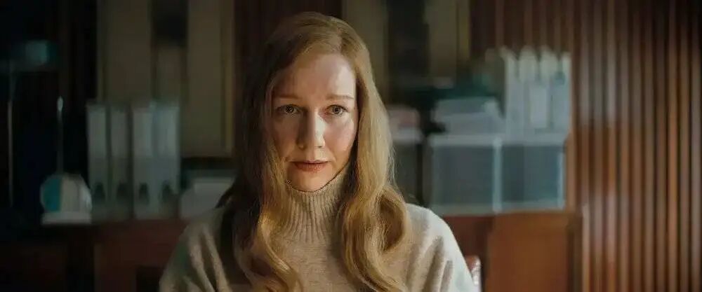 金发女性室内肖像