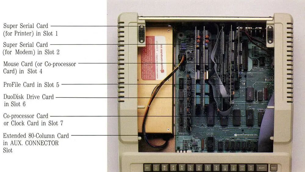 Apple II 内部整洁的电路板布局