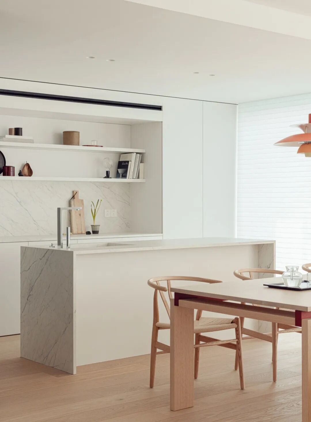 餐厅区域，木质餐桌与橙色吊灯