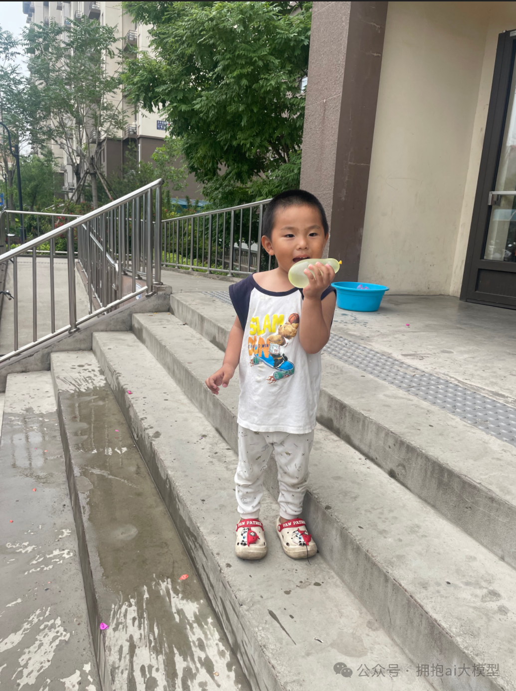 作者两岁八个月的孩子在小区玩耍