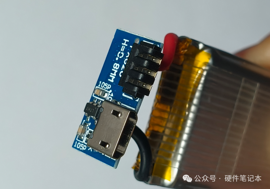 电池座与Micro USB接口特写