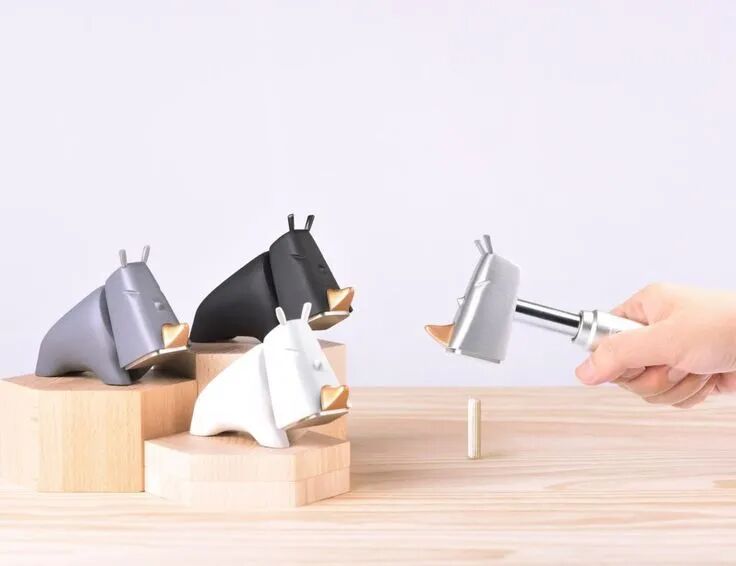 锤子工具与动物造型摆件