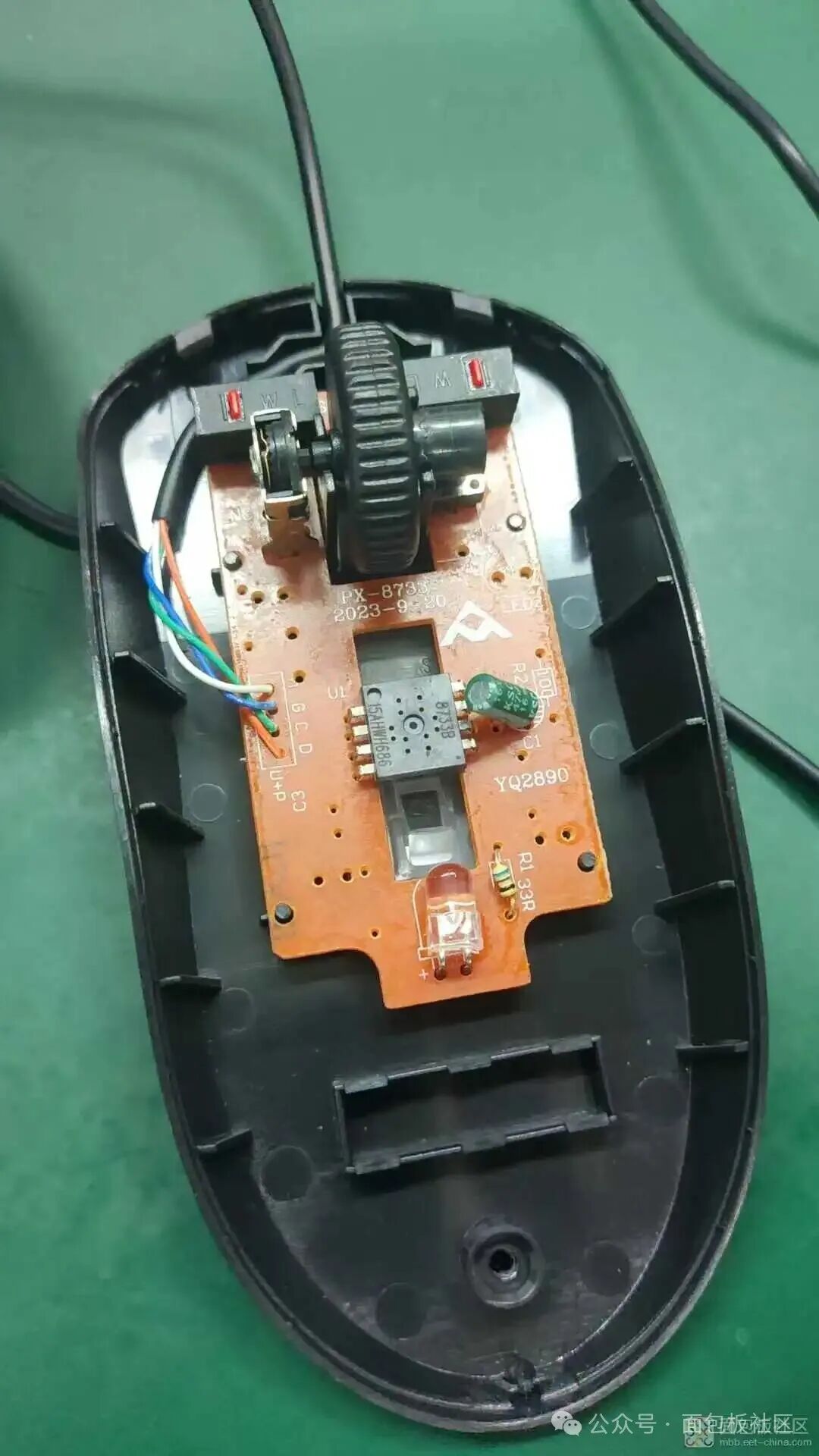 鼠标内部橙色电路板全景