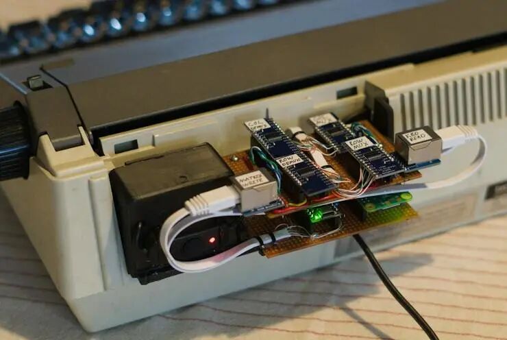 复古电脑接口连接的自制 ESP8266 控制板