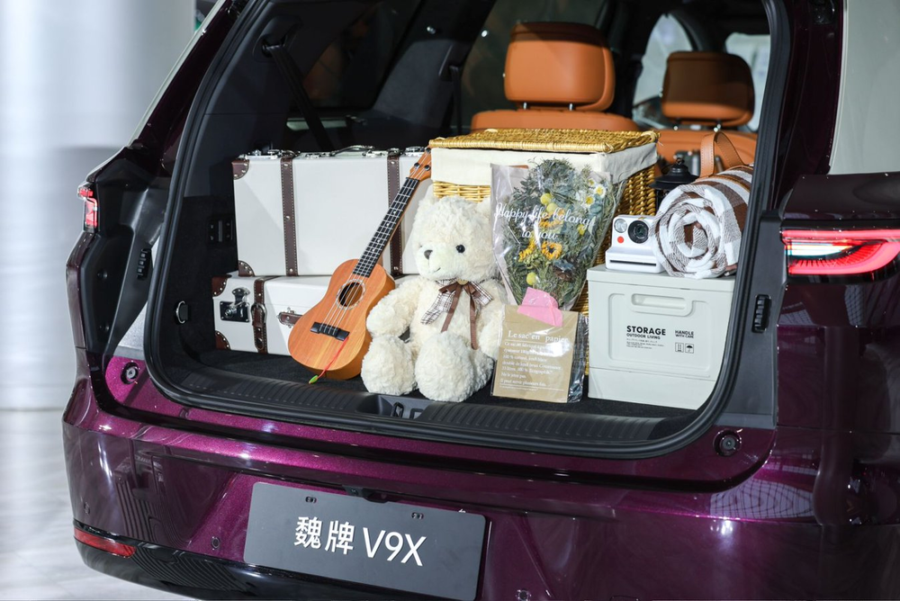 魏牌V9X后备箱满载展示，内含行李箱、玩偶等物品，空间宽敞