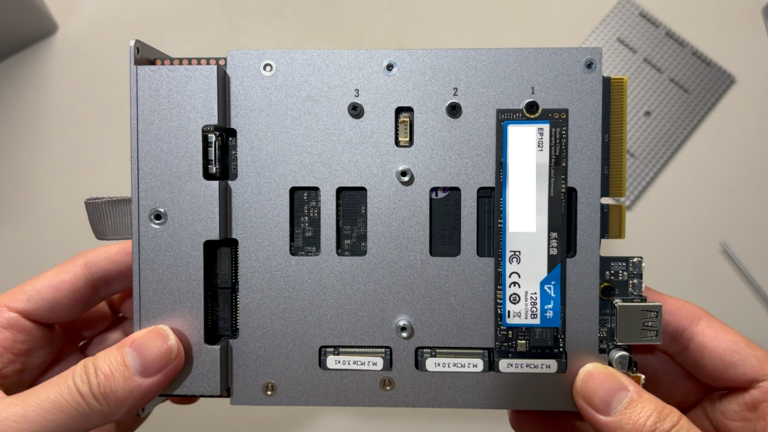 主板背面M.2插槽特写
