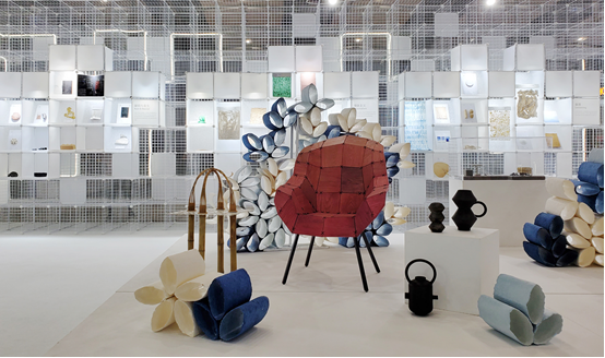 展览中的红色座椅与大型花朵装置