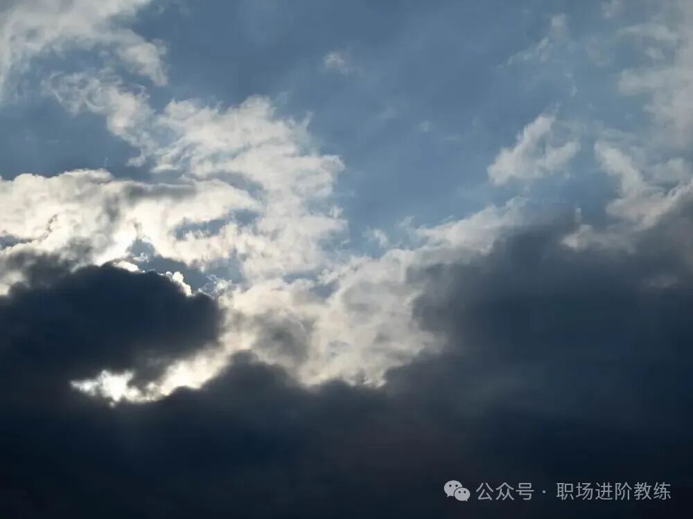 天空中的云层与光影