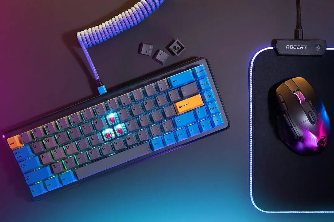 蓝灰色键帽RGB键盘与ROCCAT鼠标组合